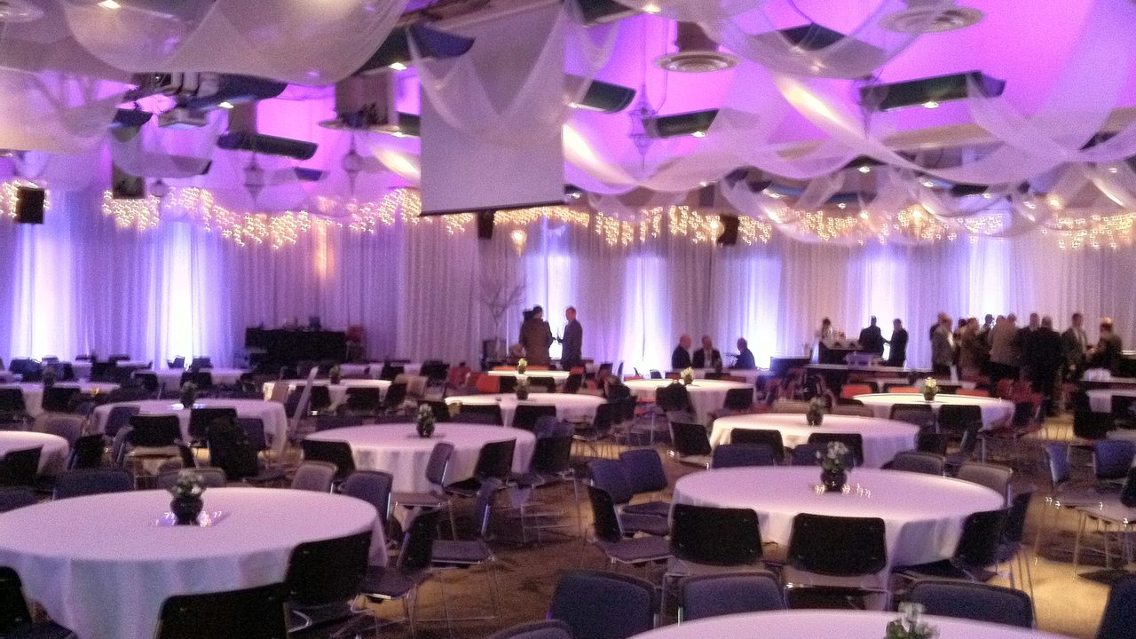Gala dinner with draped ceiling and color wash